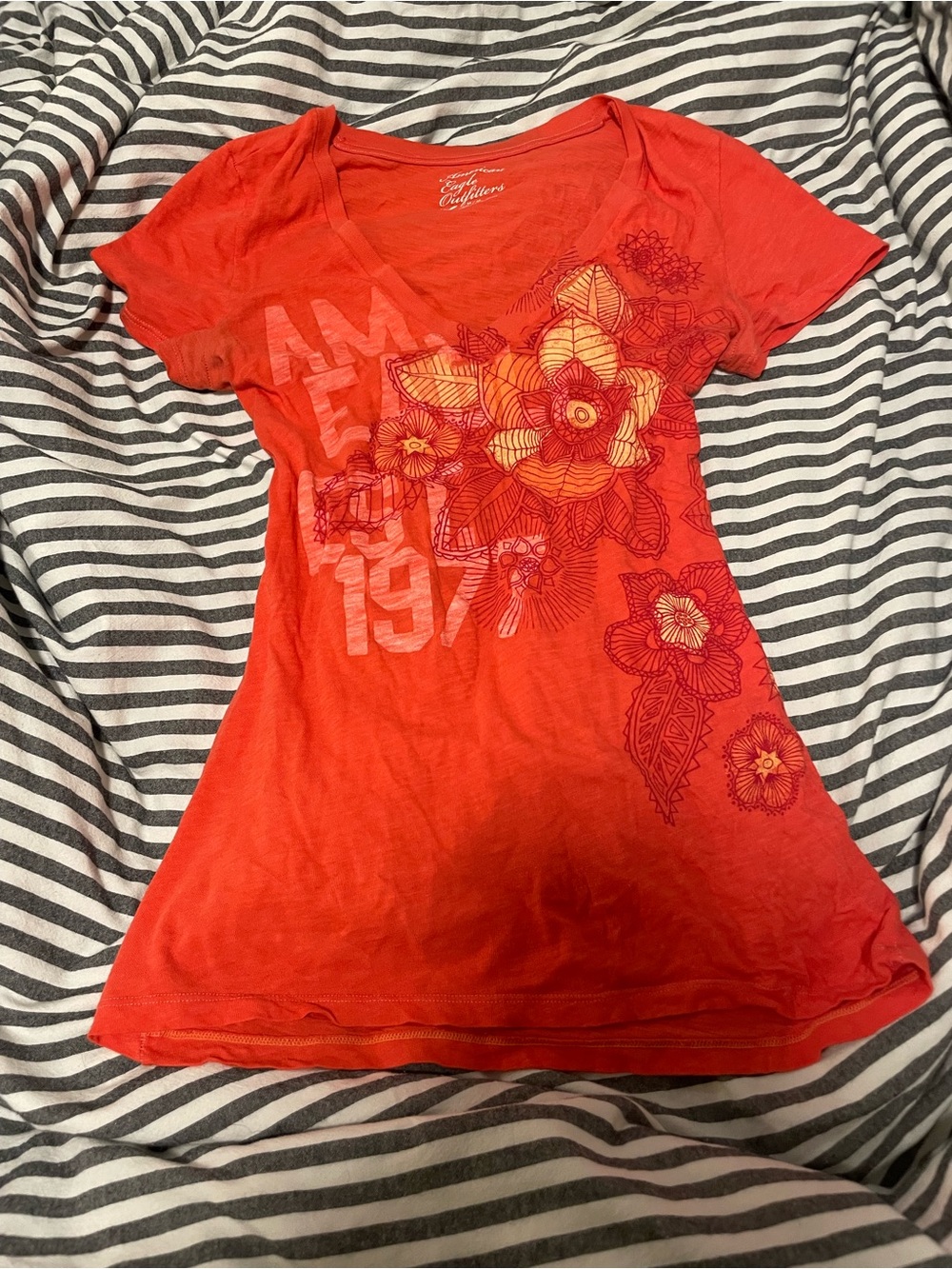 American Eagle Outfitters Coral Red V-Neck Floral Graphic Tee